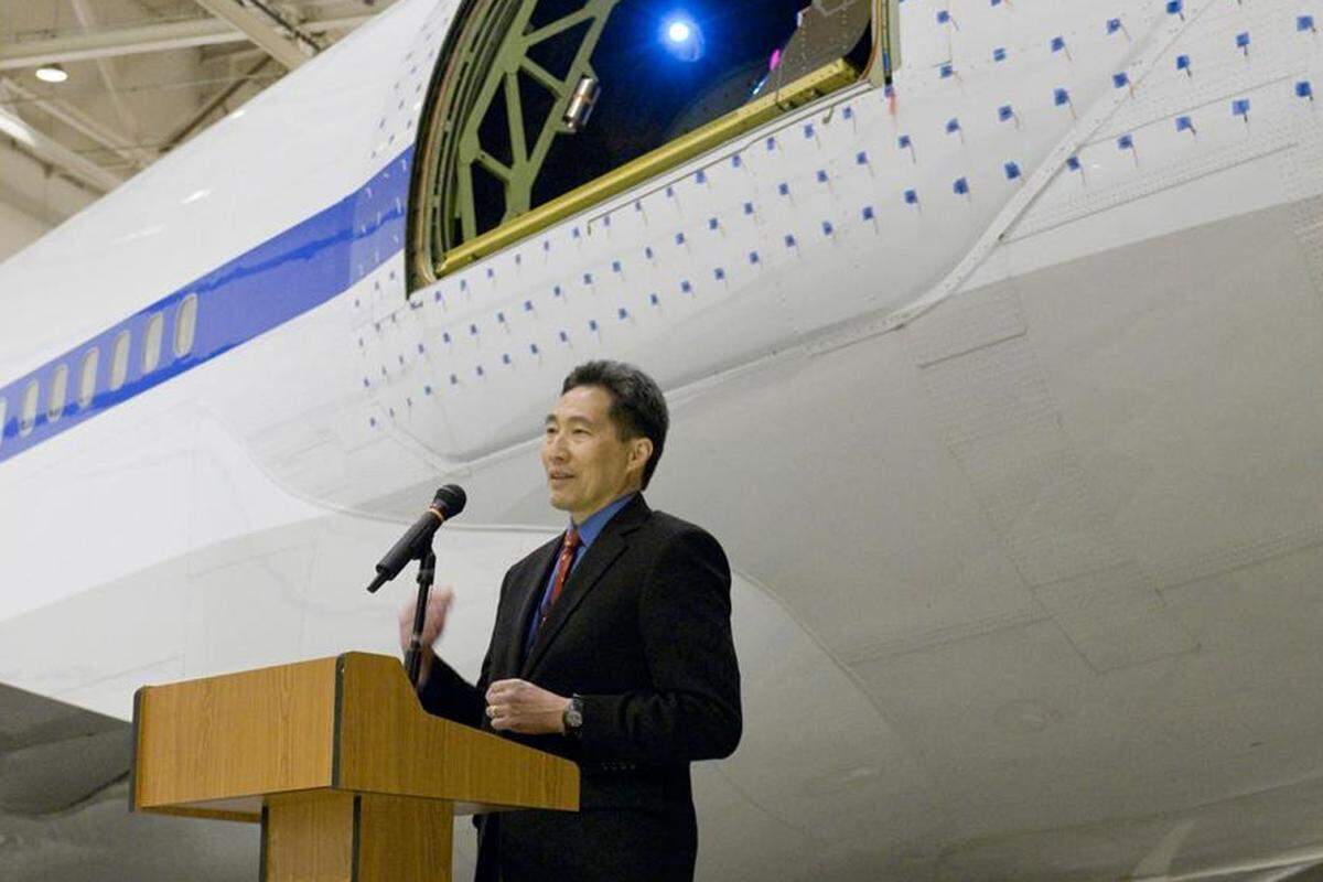 Missions-Leiter Erick Young erklärte bei der Vorstellung des Jumbo-Jet-Teleskops die Fähigkeiten des Geräts.