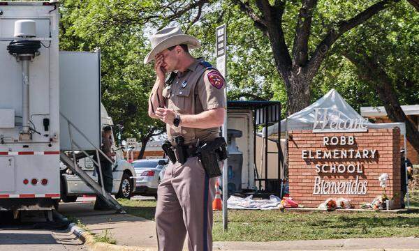 Trauer und Verzweiflung in Uvalde, Texas: Ein 18-Jähriger erschoss 19 Kinder und zwei Lehrerinnen. Am Wochenende hätten die Sommerferien begonnen.
