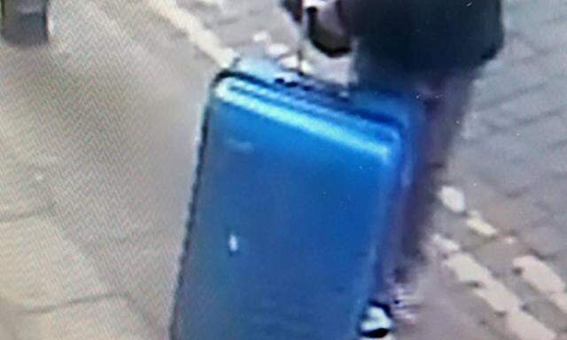 Die Polizei sucht nach diesem blauen Koffer, den der Attentäter von Manchester bei sich hatte.