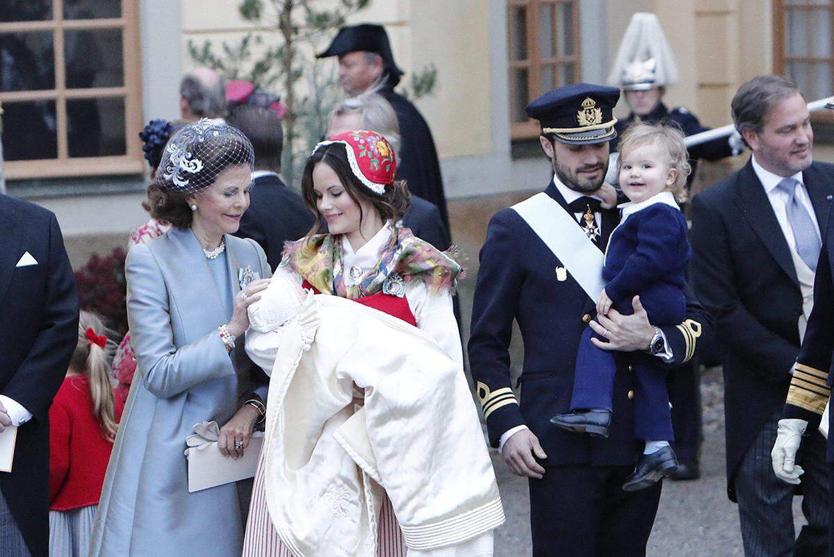 Einen Blick auf den kleinen Prinzen konnte die Öffentlichkeit aber nur spärlich erhaschen. Weder auf den Pressefotos der Taufe noch auf den offiziellen Aufnahmen ist das Gesicht von Prinz Gabriel zu erkennen. Ein Porträtfoto ihres Sohnes hatte das Prinzenpaar seit der Geburt erst ein Mal veröffentlicht, Fans des Königshauses hatten sich neue Aufnahmen von der Taufe erhofft.