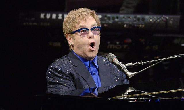 Elton John bei einem Auftritt 2013