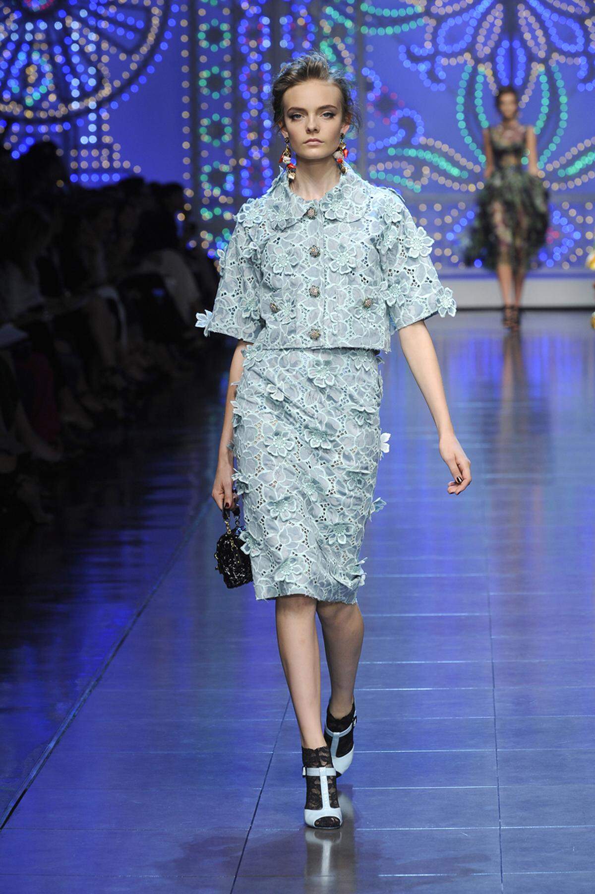 Bei Dolce &amp; Gabbana setzt man auf ein hellblaues Blütenmeer.