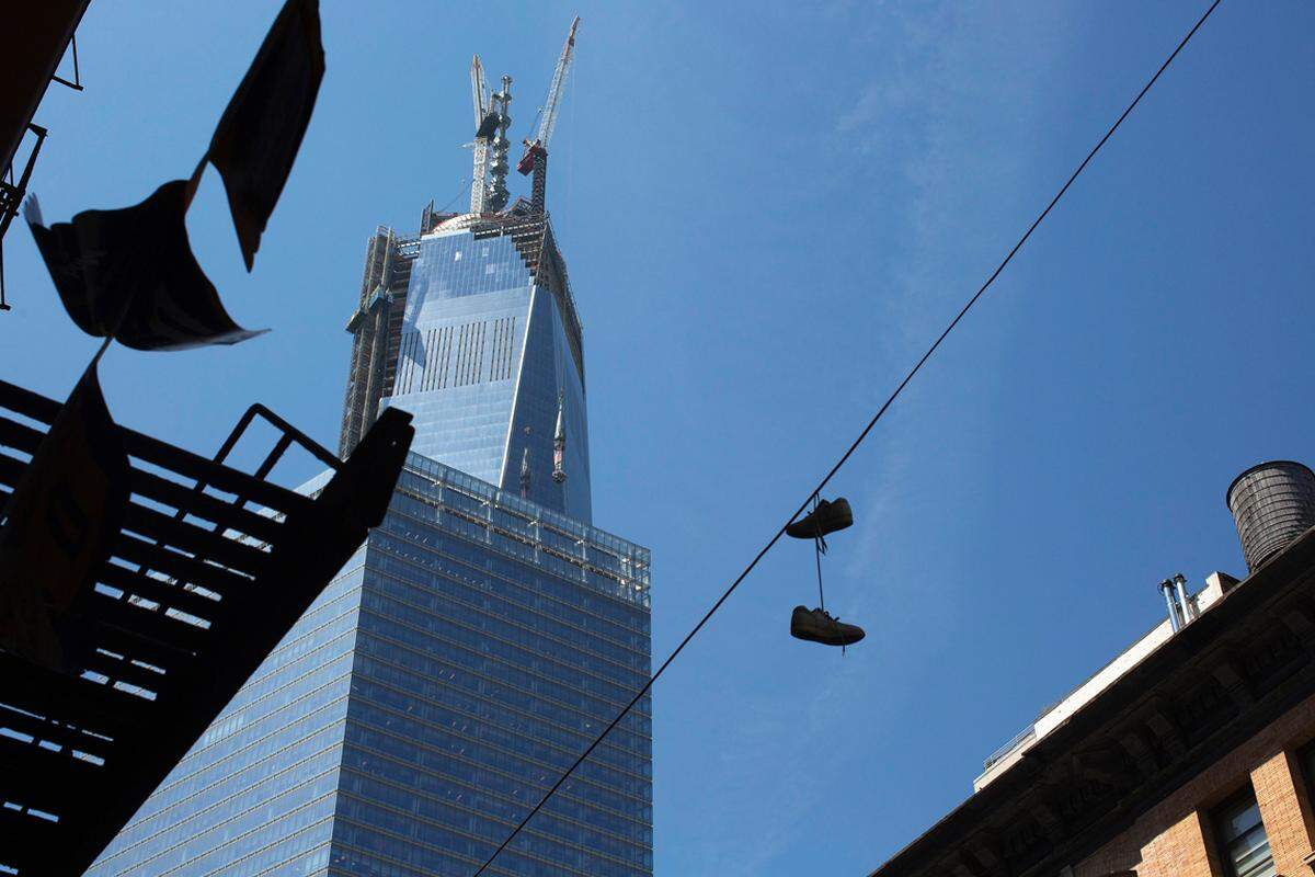 Die letzten Bauteile des "One World Trade Center" gehören zur Spitze, die mehr als ein Fünftel des gewaltigen Bauwerks ausmacht. Die 105 Stockwerke sind schon fertig, die obersten sind aber noch ein unverkleidetes Gerippe.