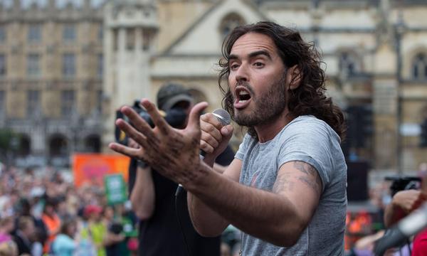 Russell Brand bei einem Auftritt in der Öffentlichkeit. 
