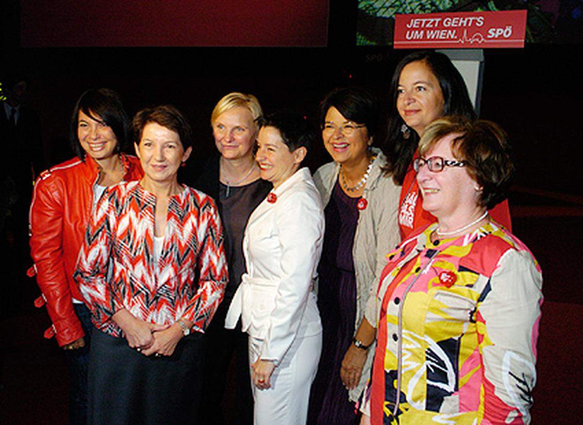 Nationalratspräsidentin Barbara Prammer und die Stadträtinnen Sandra Frauenberger, Sonja Wehsely und Ulli Sima stimmten sich vor der großen Bühne in der Stadthalle auf die Reden ein.