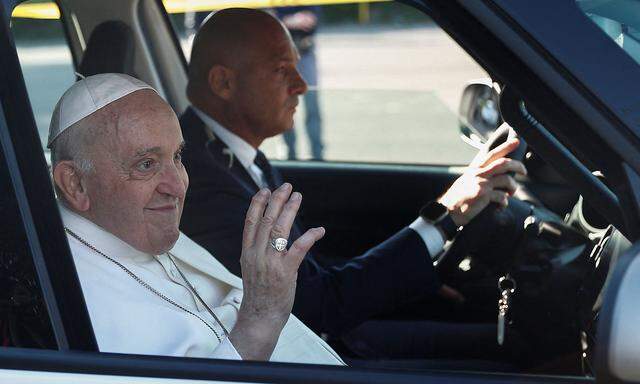 Papst Franziskus winkt, als er das Jugendgefängniss Casal del Marmo besucht, um mit den Insassen am Gründonnerstag die Abendmahlsmesse zu feiern.