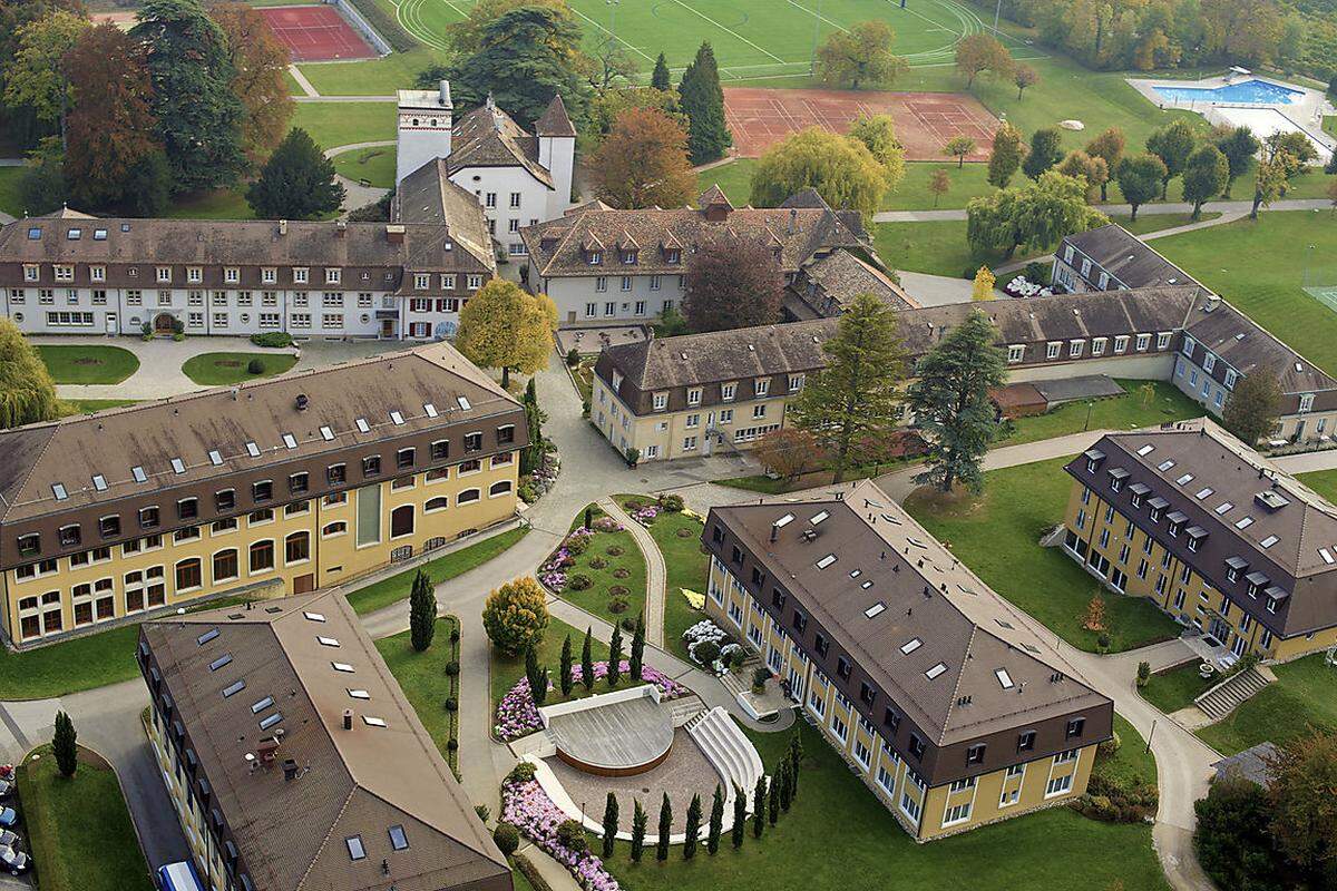 Die hoffnungsvollen Kleinen werden in der internationalen Boarding School versorgt. Eton und Le Rosey ersparen lästige Gesamtschuldiskussionen.