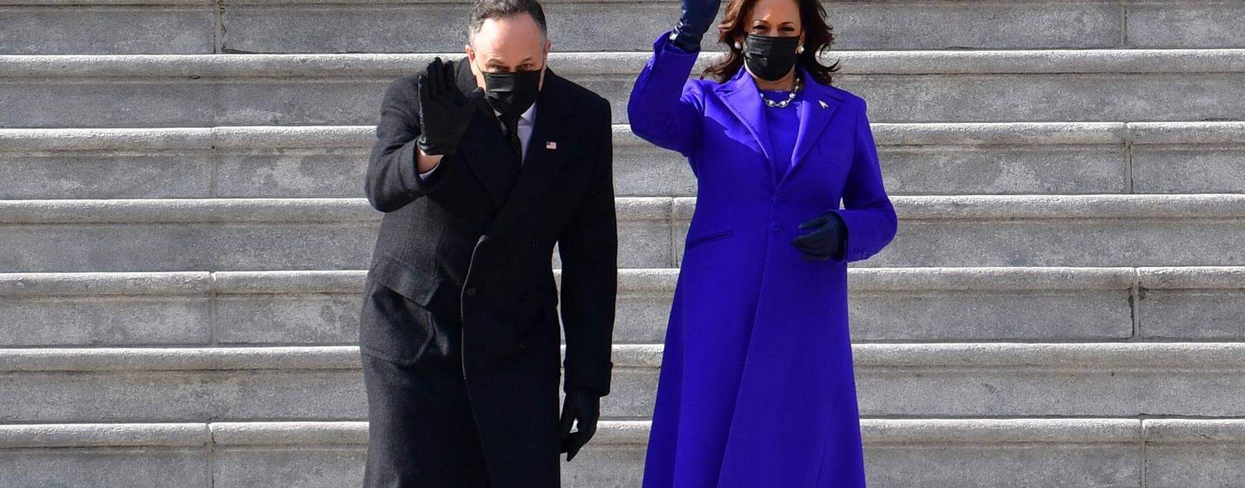 Kamala Harris und Ehemann Doug Emhoff auf den Stufen des Kapitols. Als erste Vizepräsidentin – und als erste mit schwarzen und asiatischen Wurzeln – durchbrach sie eine Barriere in Washington.