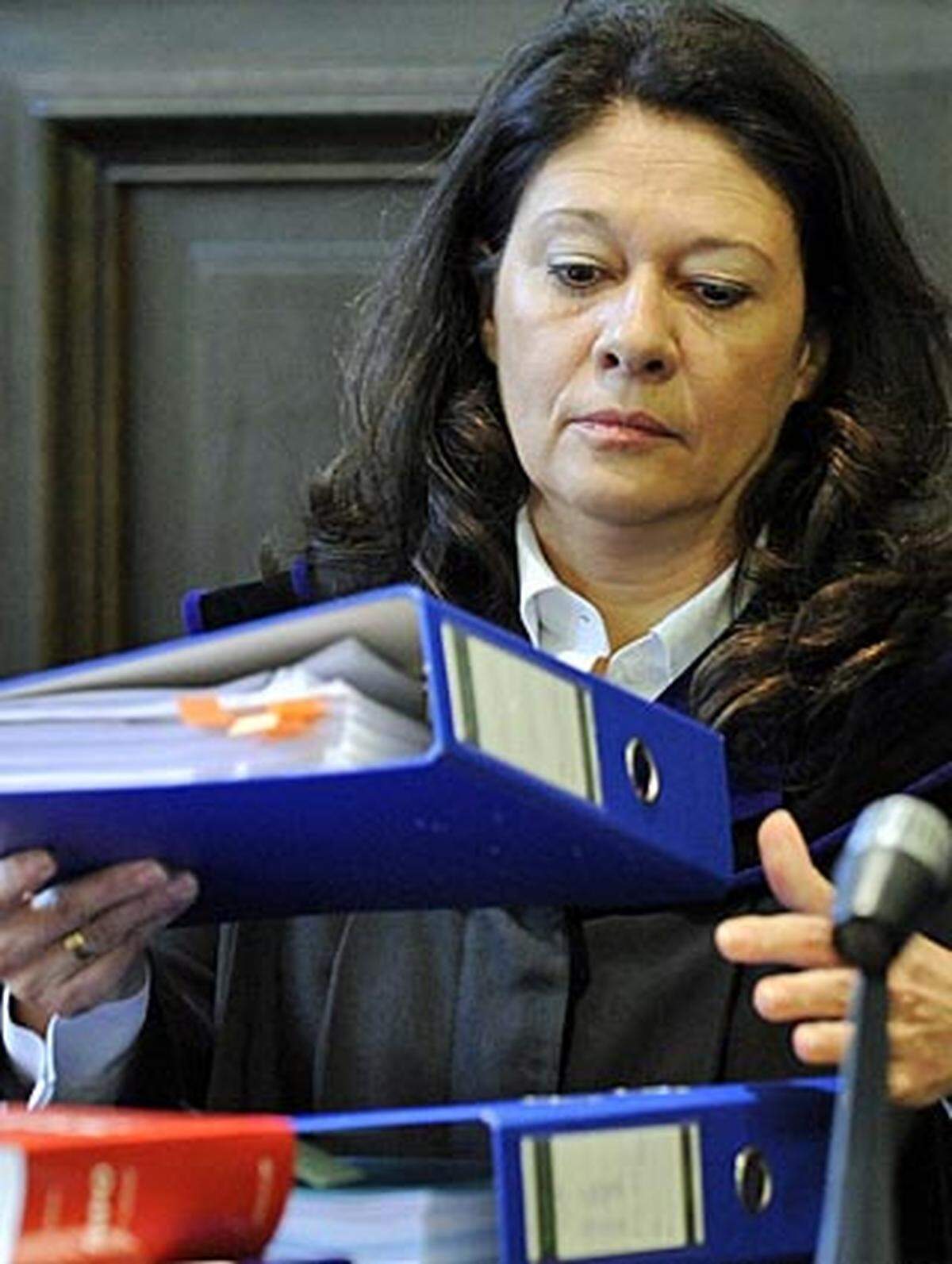 Richterin ANDREA HUMER ist seit 1998 am Landesgericht St. Pölten tätig und gilt als souveräne Richterin und Expertin für Sexualstrafrecht.