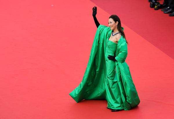 Oscar-Preisträgerin Michelle Yeoh in einer grünen Robe von Balenciaga, die Farbe war in Cannes gleich öfter zu sehen.    