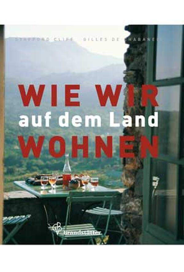 "Wie wir auf dem Land wohnen" von Cliff Stafford, Gilles de Chabaneix: Dieses Buch feiert die vielen Möglichkeiten, wie wir uns das Leben auf dem Lande einrichten können. Von den Weinbergen der Provence bis zu den Hügeln Kaliforniens fangen Gilles de Chabaneix’ beeindruckende Fotografien die Besonderheiten ländlicher Architektur ebenso ein wie all die liebenswerten Details, die das Leben auf dem Land so begehrenswert machen: Ein luftig minimalistisches Wohnzimmer mit Ausblick auf eine altehrwürdige Piazza; antike Werkzeuge, die von roh behauenen Balken neben einem Kaminfeuer herabhängen; ein vom jahrzehntelangen Gebrauch glatt geschliffener Steinboden. Das Herz dieses Eindrucks jedoch ist die Landschaft selbst – die freie Natur, die den Stadtbewohner auf’s Land lockt. www.cbv.at