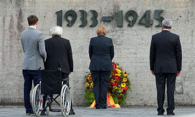 Bundeskanzlerin Angela Merkel (Mitte) mit dem bayrischen Kultusminister Ludwig Spänle (rechts) und dem Holocaust-Überlebendem Max Mannheimer (2.v.l.) vor dem Mahnmal in der KZ-Gedenkstätte Dachau.