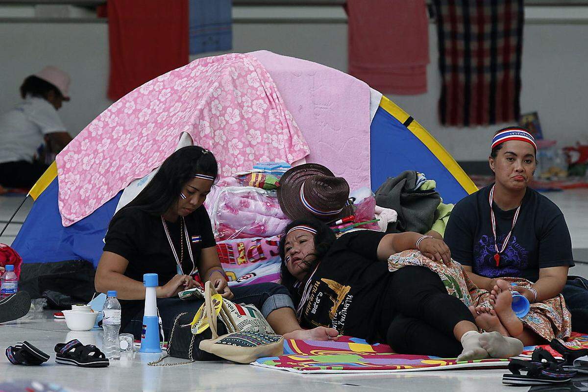Protest macht müde: Erschöpfte Demonstranten, die in einem Regierungsgebäude ihr Zeltlager aufgeschlagen haben.