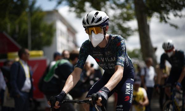 Rad-Star Jonas Vingegaard trägt konsequent Maske - vor und nach dem Rennen.