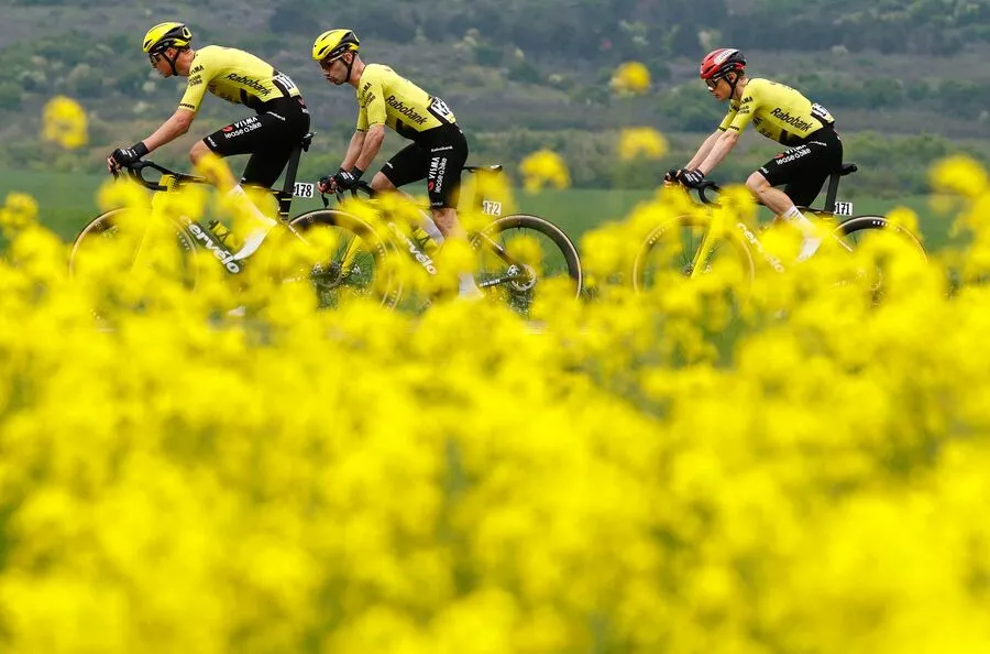 <strong>9. Mai. </strong>Der Däne Jonas Vingegaard (r.) fährt gemeinsam mit seinen belgischen Teamkollegen Tim Rex (l.) und Victor Campenaerts während der zweiten Etappe des Giro d’Italia 2026 von Burgas nach Veliko Tarnovo in Bulgarien.