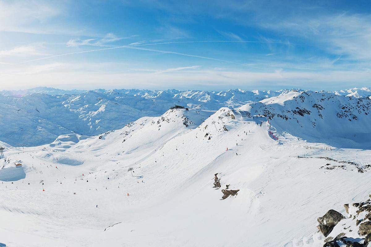 Größe ist gut, aber nicht entscheidend: Das größte Skigebiet der Welt – Les 3 Vallées in Frankreich – belegt den achten Platz. Quasi unbegrenzt scheinen die Möglichkeiten auf den insgesamt 600 Pistenkilometern. Zudem punktet das Skigebiet mit einer spektakulären Lage: Von den Pisten blicken Skifahrer auf mehr als 1000 Gipfel der Alpen.  