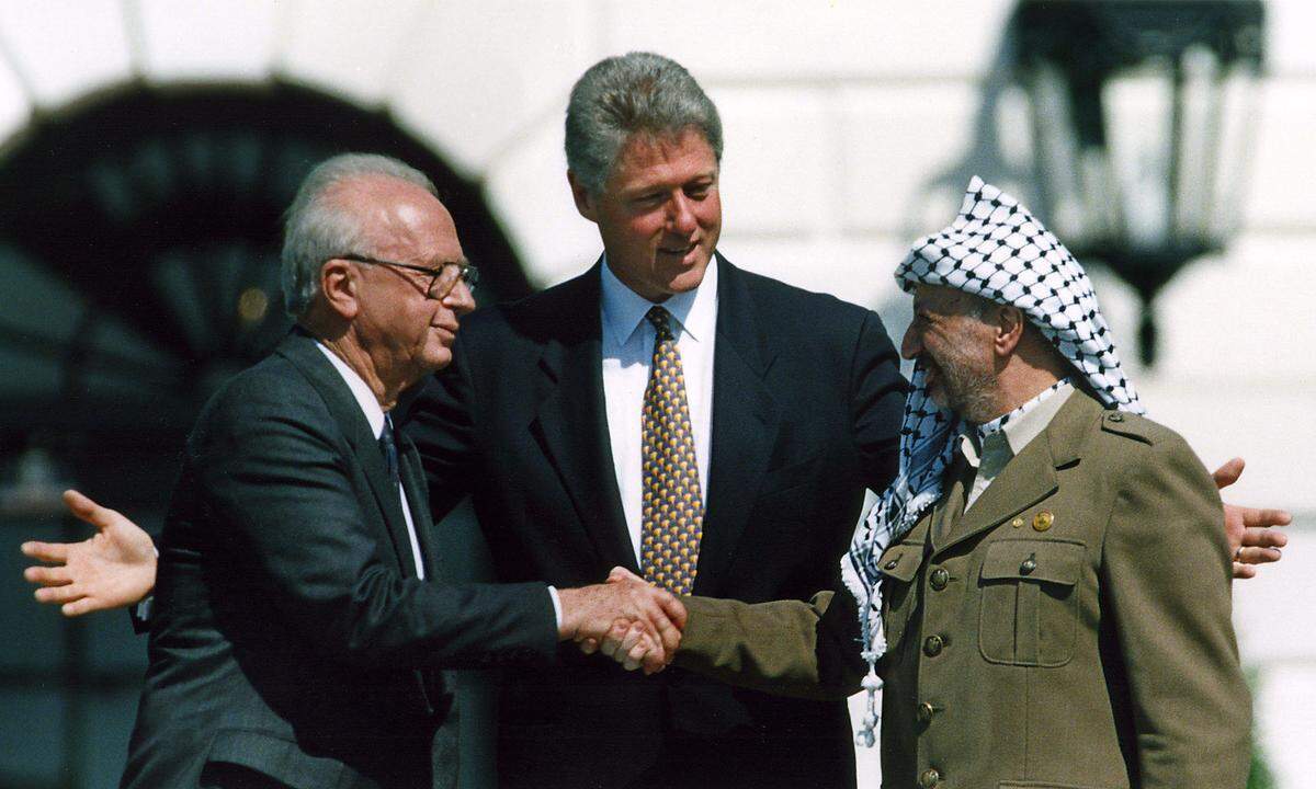 War es ein Giftmord oder nicht? Bis heute ist unklar, woran der frühere Palästinenserführer Jassir Arafat verstarb. Arafat war im November 2004 in einem Militärkrankenhaus bei Paris im Alter von 75 Jahren gestorben. Die Palästinenser vermuten, dass Arafat von Israel vergiftet wurde, was Israel vehement zurückweist. In einem von der französischen Justiz in Auftrag gegebenen Untersuchungsbericht 2013 kamen Experten zu dem Schluss, Arafat sei an "Altersschwäche" gestorben. Doch Schweizer Experten behaupteten zuvor, sie hätten in seinen sterblichen Überresten bis zu 20 Mal höhere Werte des radioaktiven Polonium gemessen als üblich. Zweifelsfrei bestätigen konnten sie einen Tod durch das Gift jedoch nicht.