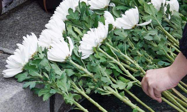 Zum ersten Mal Blumen kaufen, um Trauer zu zeigen - das bleibt im Gedächtnis.