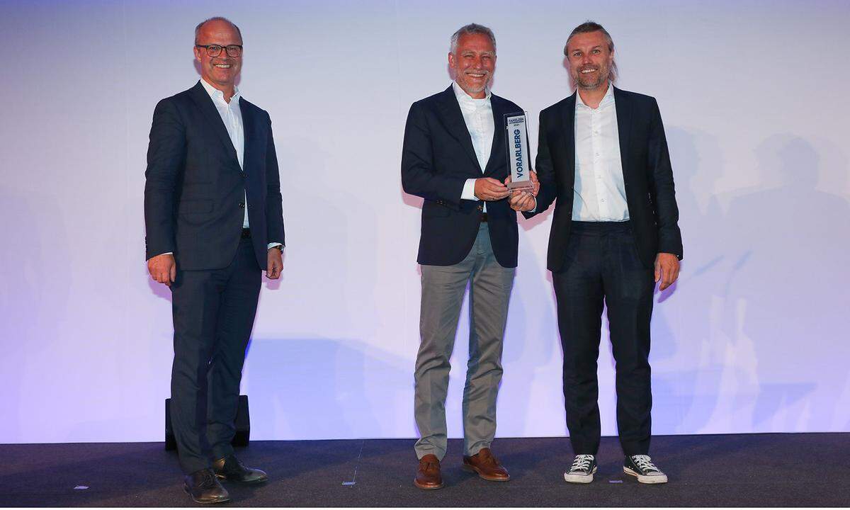Das beste Familienunternehmen von Vorarlberg ist die i+R Gruppe aus Lauterach: (v.l.) Styria Vorstandsvorsitzender Markus Mair gratuliert den i+r-Eigentümern Joachim Alge und Reinhard Schertler.