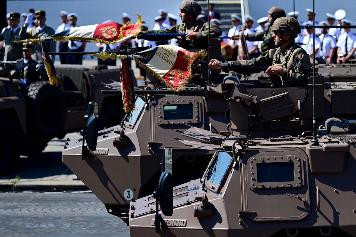 Ein Militärfahrzeug bei der Parade in Paris.