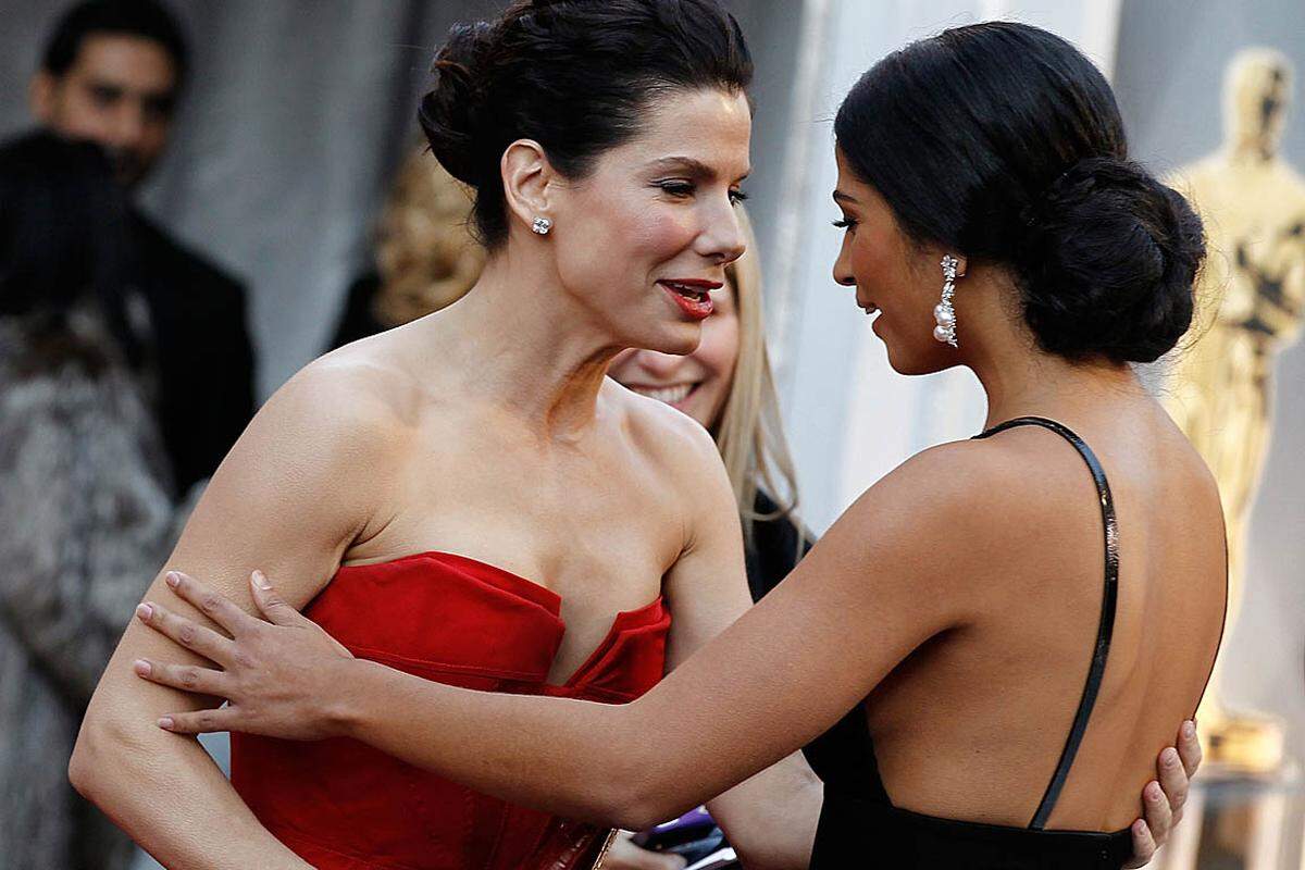 Treffen auf dem roten Teppich: Vorjahresgewinnerin Sandra Bullock, begrüßte das Model Camila Alves, Ehefrau von Matthew McConaughey.