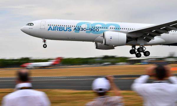 Auch der Airbus A330-990 Neo - hier beim Landeanflug - beeindruckte die Zuschauer.