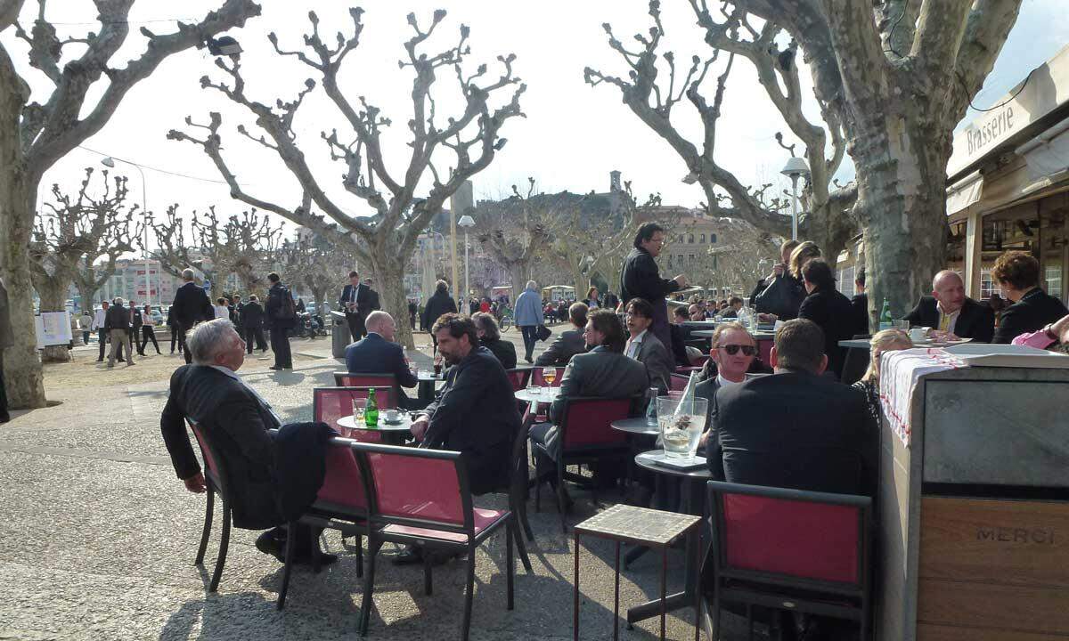 Auch Businesspeople genießen die Nachmittagssonne im "Le Grand Cafe"