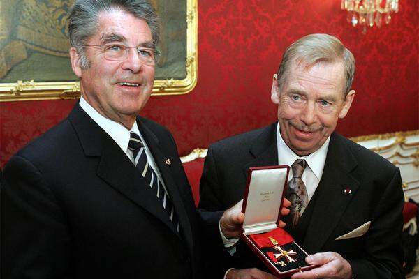 Seine literarischen Aktivitäten setzte Havel trotz des Verbotes seiner Stücke und eines Lebens als Hilfsarbeiter und Dissident bis 1989 fort. Havel wurde von Bundespräsident Heinz Fischer im November 2005 das 'Östereichische Ehrenzeichen für Wissenschaft und Kunst' verliehen.