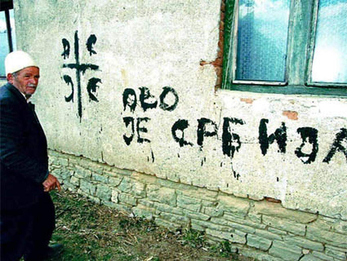 Die Nato wollte mit den Luftschlägen "weitere schwere und systematische Verletzungen der Menschenrechte unterbinden und eine humanitäre Katastrophe im Kosovo verhindern". Zunächst verschlechterte sich die Lage aber: Nach Beginn der Nato-Bombardements intensivierten serbische Truppen zunächst die Vertreibungen der albanischen Zivilisten, so dass ihre Zahl auf 800.000 anstieg. Während der Auseinandersetzungen zwischen der UCK und den serbischen Sicherheitskräften im Kosovo während der Nato-Operationen wurden dort zwischen 8.000 und 10.000 Albaner getötet.