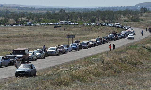 ITAR TASS LUGANSK REGION UKRAINE JULY 31 2014 A queue of cars waiting to cross the border to Ru