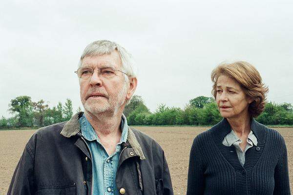 "45 Years"Kate (Charlotte Rampling) und ihr Ehemann Geoff (Tom Courtenay) führen seit beinahe 45 Jahren eine harmonische Ehe. Mitten in den Vorbereitungen für die Feier ihres Jahrestages erhält Geoff einen verheerenden Brief, der ihre Beziehung auf die Probe stellt. Am Tag des Festes ist nicht mehr sicher, ob noch etwas zu feiern übrig ist. Der US-amerikanische Film von Regisseur und Drehbuchautor Andrew Haigh (bekannt durch sein vielfach ausgezeichnetes Drama "Weekend") erzählt von zwei Menschen, die sich in ihrer Beziehung zueinander unerwartet mit neuen Gefühlen konfrontiert sehen.