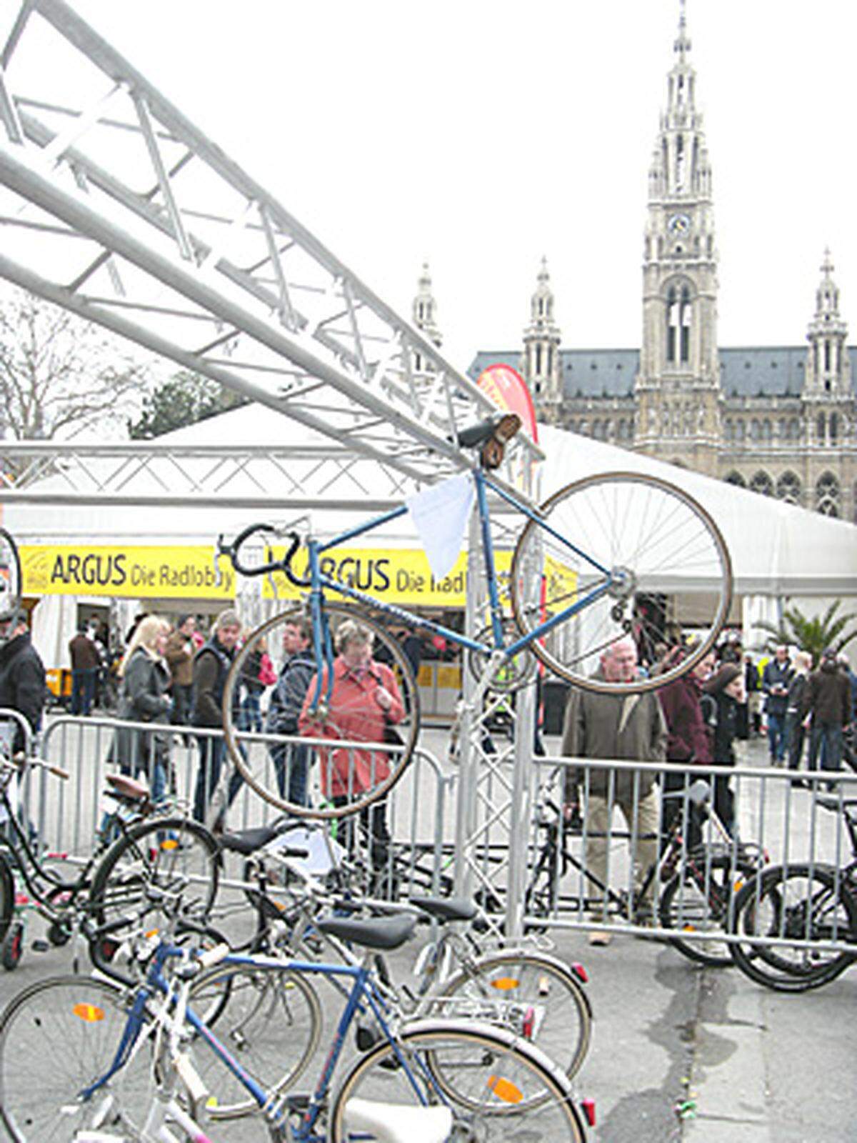 Im Zuge einer Messe mit beinahe 100 Ausstellern wurden auch die neuesten Fahrräder präsentiert. Wer eine Vorliebe für gebrauchte Geräte hat, konnte beim Radflohmarkt stöbern.