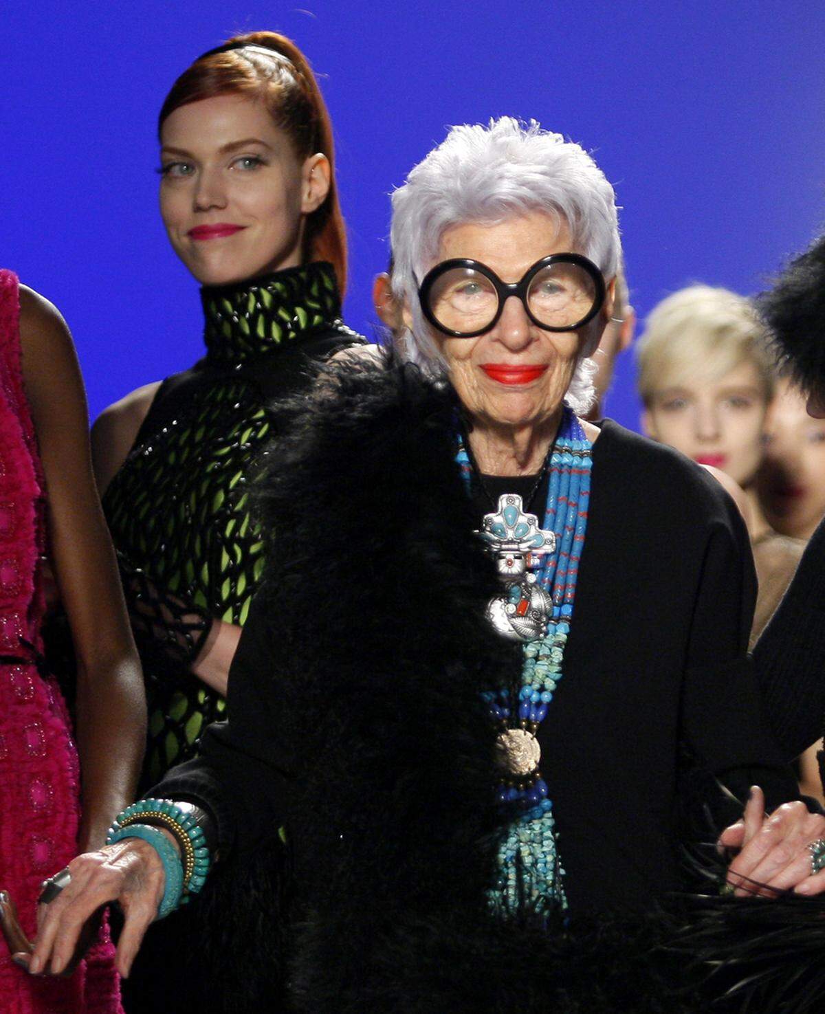 Ebenfalls über ein Schuhmodell freuen darf sich die 90-jährige Stilikone Iris Apfel.