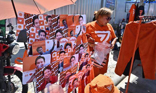 Orange Gadgets für Fans des Wahlsiegers Pita Limjaroenrat vorm Parlament in Bangkok. 