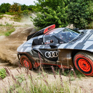 Elektrischer Rennwagen mit Range Extender: Erstes Roll-out des Audi RS Q e-tron. Bis zum Start am 2. Jänner 2022 sei noch viel zu tun. ⫻ Audi Communications Motorsport