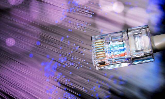 Internetkabel und Glasfaser Highspeed Internet Breitbandausbau *** Internet cable and Glass fiber