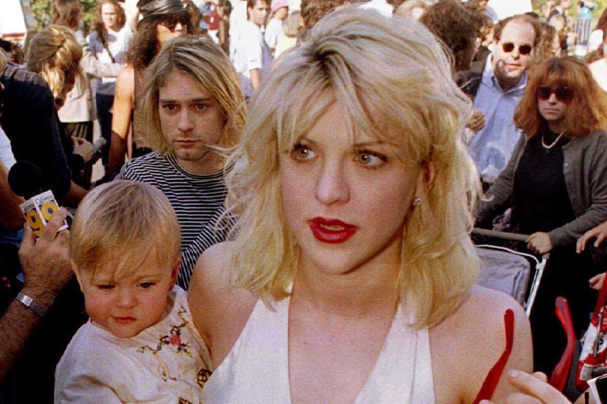 Auch Courtney Love, die Ex-Frau des verstorbenen Kurt Cobain, ist für ihre Drogen-Exzesse bekannt. Ihre gemeinsame Tochter mit dem Nirvana-Frontsänger, Frances Bean Cobain, kam 1992 auf die Welt. Medienberichte beschuldigten sie Heroin während der Schwangerschaft genommen zu haben.