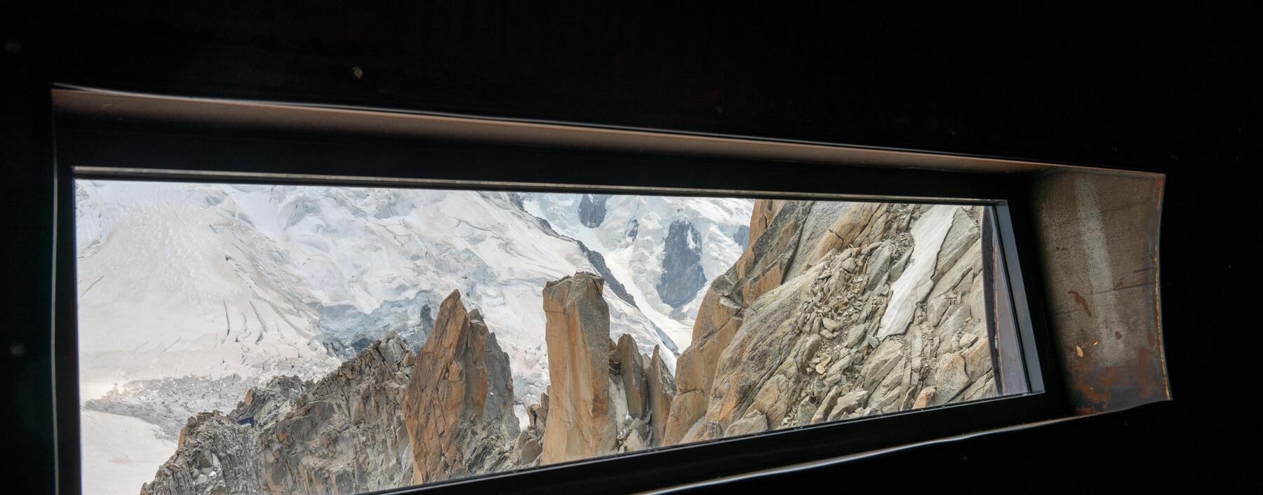 Blick von der begehbaren Stahlröhre der Bergstation Aiguille du Midi des Montblanc in den französischen Alpen.