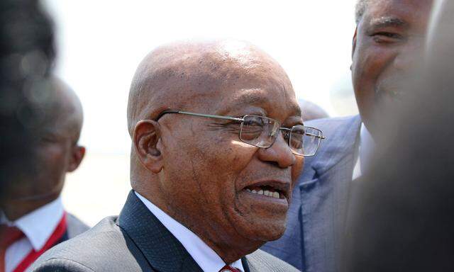 South African President Zuma arrives for a meeting with President Mugabe in Harare