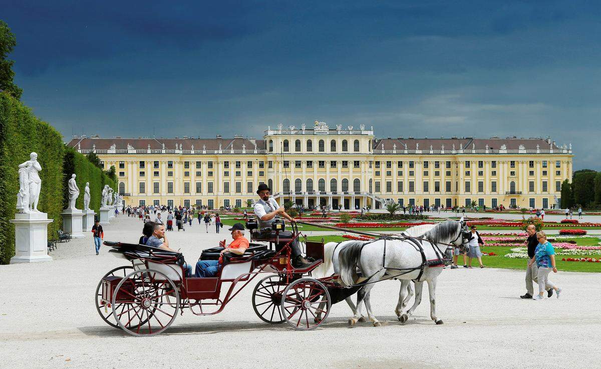 Warum in die Ferne schweifen, wenn das Gute (in unserem Fall die Liebe) liegt so nah: Auch die österreichische Bundeshauptstadt strotzt nur so vor romantischen Plätzen und Gelegenheiten. Zum einem wären hier die Klassiker: Der Liebe frönen bei einer Stadtrundfahrt mit einem Fiaker, Hand in Hand Eislaufen am Rathausplatz, plantschen in der Therme oder Sissi-Feeling im Schönbrunner Schlosspark. Wem das zu abgedroschen ist, ausgefallenere Tipps gibt es hier -&gt; "Wiener Rituale der Liebe"