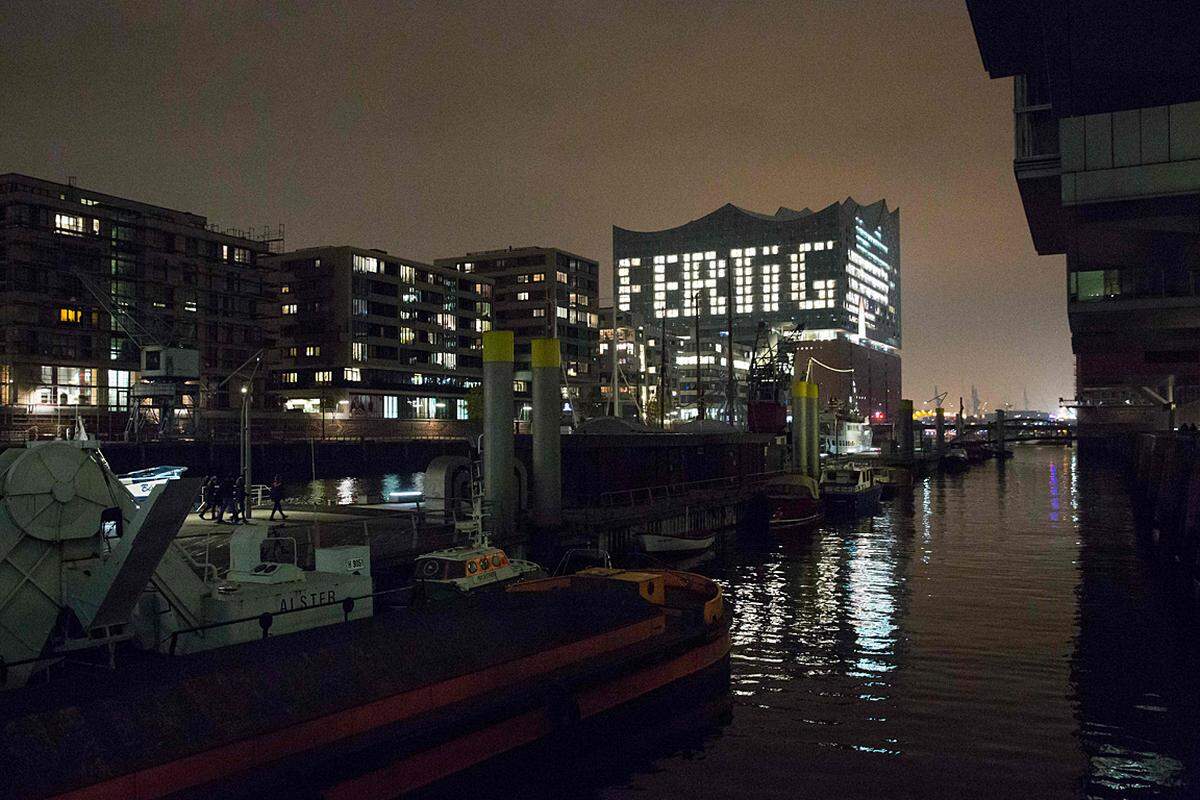 Die Geschichte des Baus der Elbphilharmonie ist lang und teuer. Rund neuneinhalb Jahre nach der Grundsteinlegung hat der Baukonzern Hochtief das umstrittene Gebäude an die Stadt übergeben.  