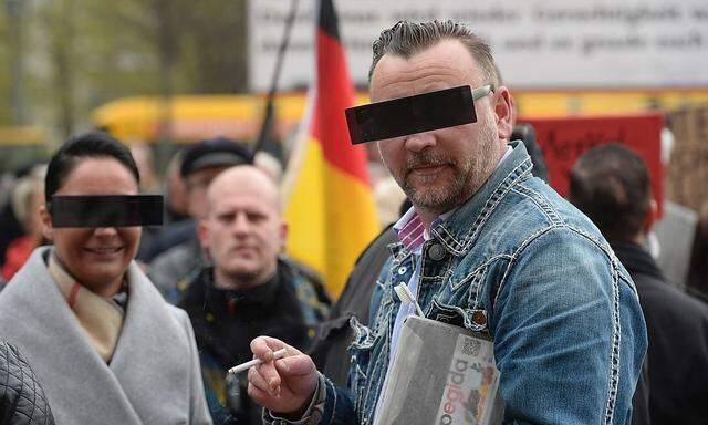 Lutz Bachmann und seine Frau Vicky Bachmann erschienen mit Balkenbrillen vor Gericht in Dresden.