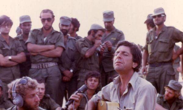 „I went down to the desert to help my brothers fight“: Leonard Cohen mit israelischen Soldaten im Oktober 1973: Coverbild des Buchs „Who By Fire“.