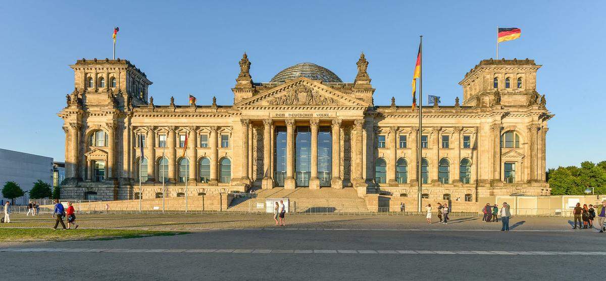 Die neu gestaltete Kuppel hat sich zur Touristenattraktion und zu einem Wahrzeichen Berlins entwickelt.
