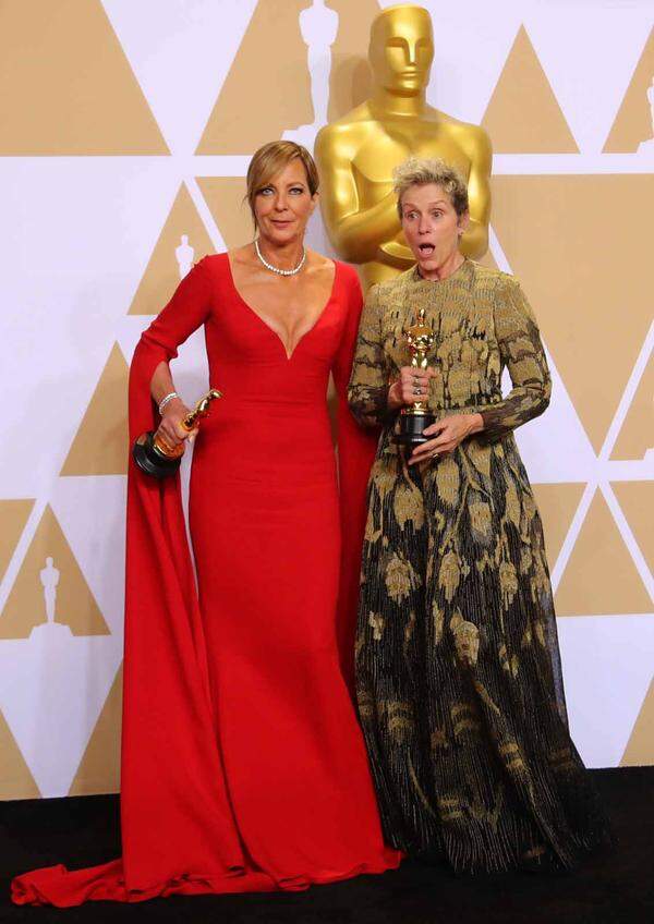Von dunklen Kleidern hatten die Schauspielerinnen bei den Oscars genug. Während sie bei den Golden Globes noch Schwarz als Zeichen für die Time's Up-Initiative trugen, tobten sie sich am Höhepunkt der Awardsaison modisch wieder aus. Die beiden Gewinnerinnen Allison Janney (beste Nebendarstellerin) und Frances McDormand (beste Hauptdarstellerin).    