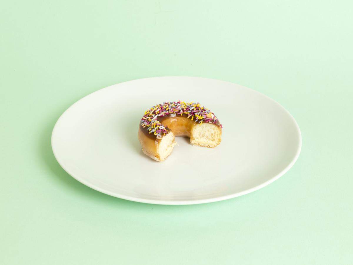 Auch beim Schoko-Donut geht sich keine ganze Portion aus, 53 Gramm entsprechen 200 Kalorien.