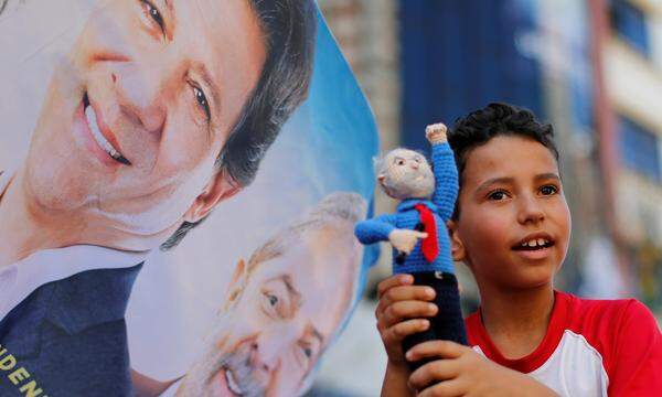Lulas Arbeiterpartei schickt an Lulas Stelle den Ex-Bürgermeister von Sao Paulo, Fernando Haddad, ins Rennen - im Hintergrund am Wahlplakat zu sehen. Es gibt offensichtlich auch wohlmeinendere Puppen-Figuren von Lula.