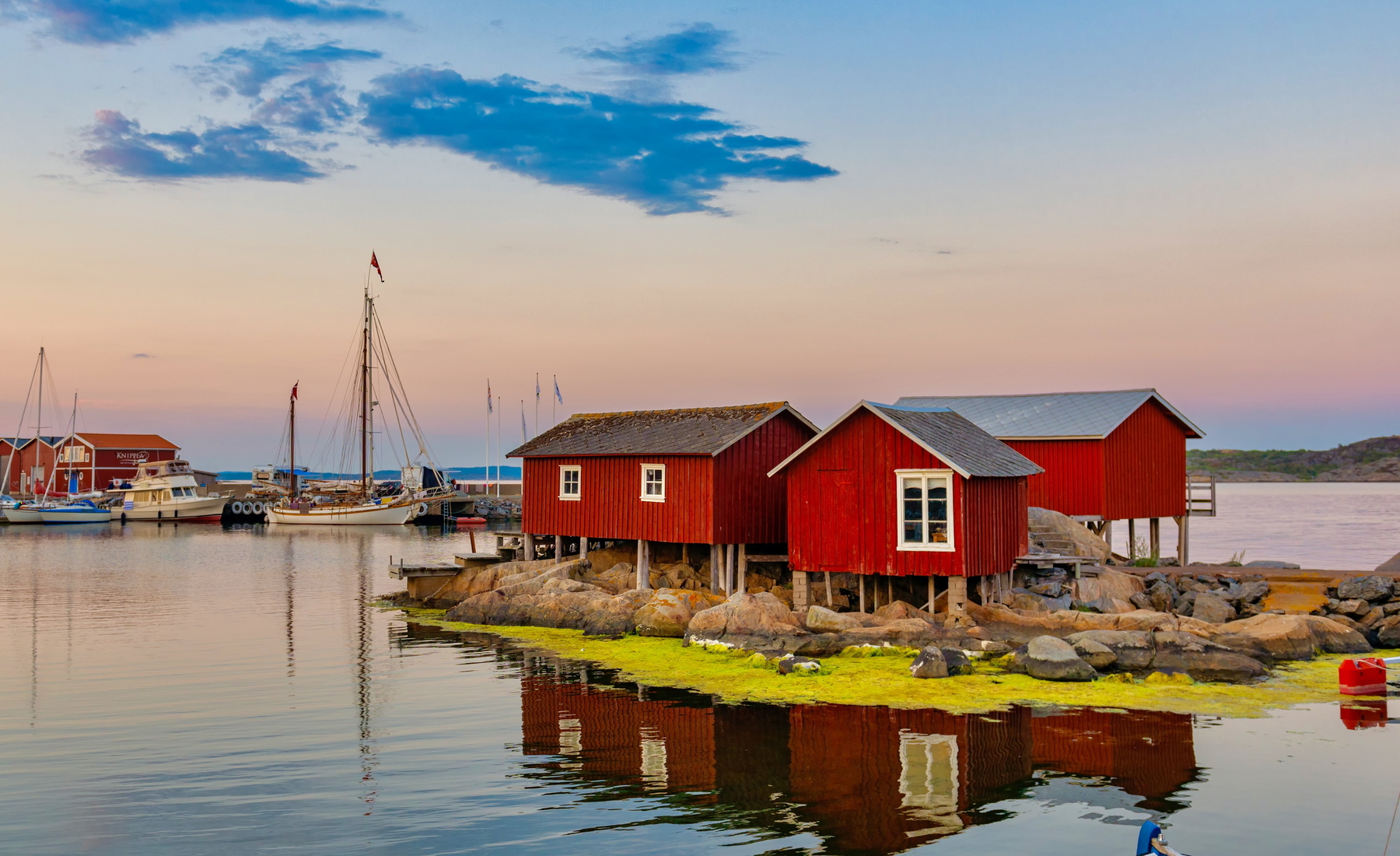 Sommerlicht über Schären und Schlossgärten
