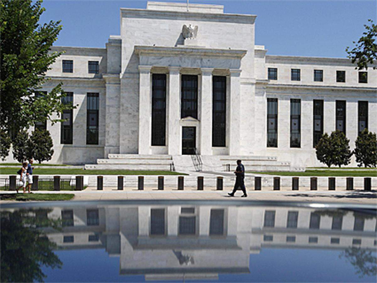 Die geplante neue Finanzreform räumt der US-Notenbank eine noch größere Machtposition ein als bisher. Die Fed wäre dann eine Art "Supercop" für Banken und Märkte.Ökonomen warnen allerdings: Mit mehr Macht ginge auch etwas weit Wichtigeres verloren: Die Unabhängigkeit von der Regierung.