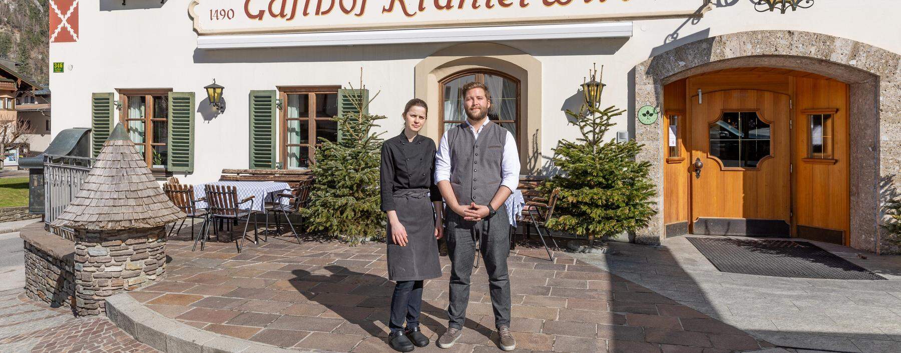 Seit einem Jahr arbeitet die brasilianische Köchin Liane im Alpenhotel Kramerwirt in Mayrhofen. Für Junior-Chef Georg Kröll (rechts) war sie ein „Glücksgriff“.